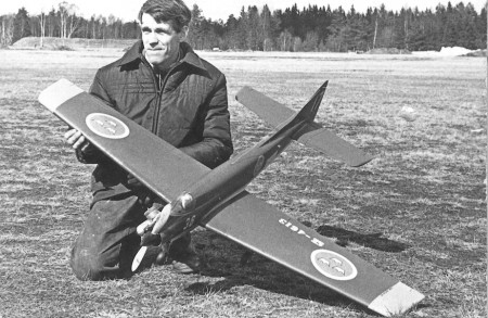 Ett av hans älskade modellflygplan. F17Kallinge.