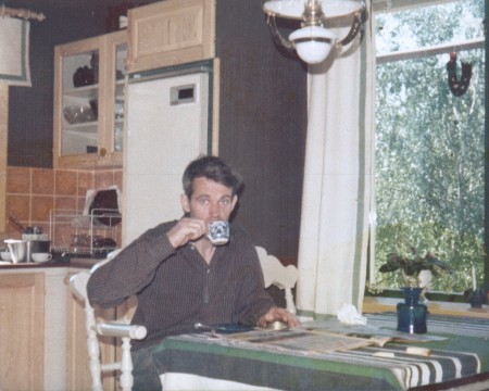 Farsan dricker kaffe i köket i Rödeby.