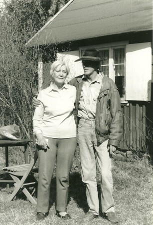 Ellen och Lasse vid stugan i Dragda.